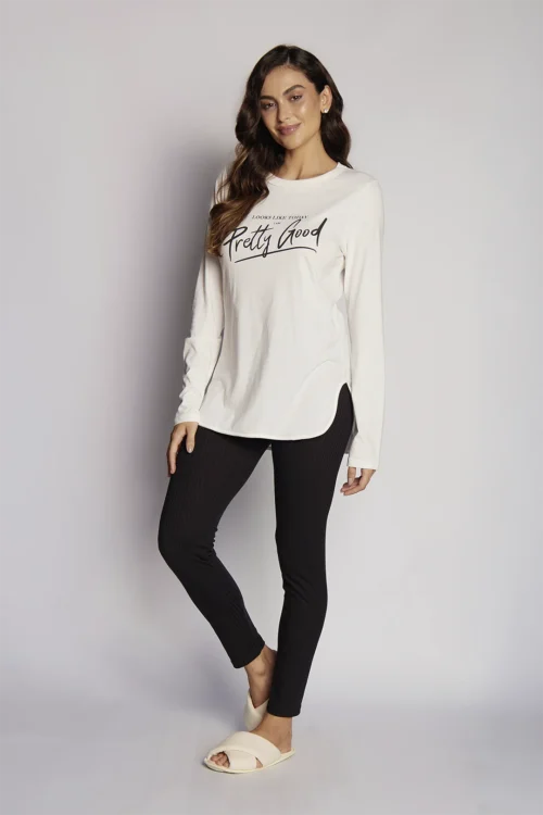 Modelo vestindo o Pijama Feminino Pretty Good da Sonno Blu, composto por blusa cinza com fenda lateral e calça preta.