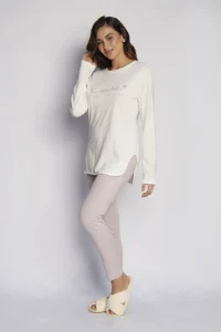Modelo vestindo pijama feminino love longo com camiseta off-white estampada e calça legging canelada rosa claro.