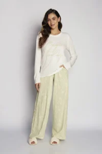 Pijama feminino longo confortável em algodão com camiseta off-white e calça verde clara estampada