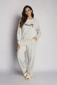Pijama feminino moletinho cinza claro com estampa follow e calça com bolso